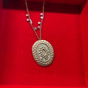 Elegant Gold Pendant Necklace